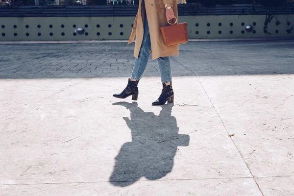 Retrato Estilo Rua Uma Mulher Atraente Vestindo Casaco Bege Trincheira — Fotografia de Stock