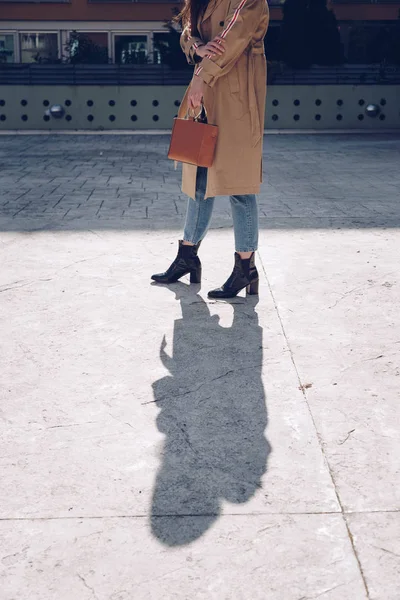 Retrato Estilo Rua Uma Mulher Atraente Vestindo Casaco Bege Trincheira — Fotografia de Stock