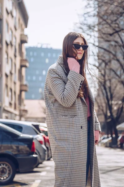 Mujer Moda Con Suéter Suave Color Rosa Una Capa Ligera —  Fotos de Stock