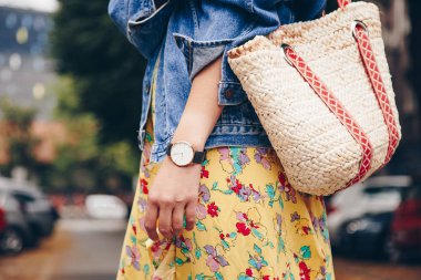 sokak tarzı moda ayrıntılar. trendy beach hasır çanta tutan bir yazlık elbise ve beyaz ve siyah analog kol saati, giyen kadın. mükemmel yaz 2018 moda aksesuarları. 