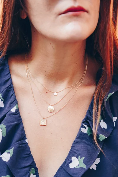 Detalles Ropa Blogger Moda Mujer Moda Con Collar Cadena Oro — Foto de Stock