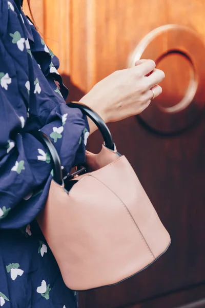 Cerrar Los Detalles Moda Jovencita Sosteniendo Bolso Elegante Blogger Moda — Foto de Stock