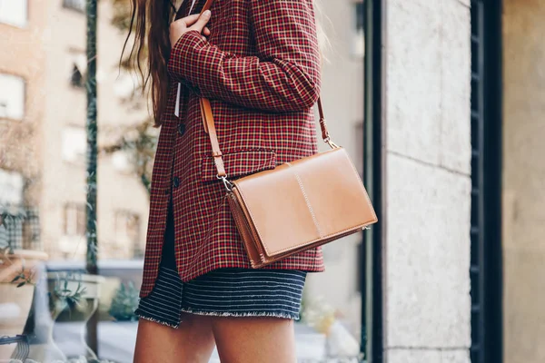 ストリート スタイル ミニのスカートを着て魅力的な女性は チェック柄のブレザーとブラウン レザーのトートバッグを確認します 秋のファッションの服 2018 秋のスタイル — ストック写真