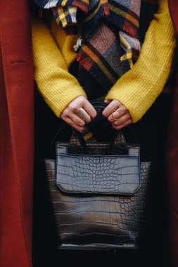 çekici kadın açık havada poz. moda blogger ekose desenli eşarp bir deri siyah timsah etkisi sırt çantası ihale ile büyük boy kahverengi ceketli. sonbahar moda.