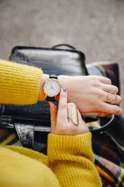 sokak tarzı moda ayrıntılar. yakın, bir kazak ve analog kol saati giyen genç moda blogger. şık kadın saati zamanında kontrol. Sonbahar/sonbahar sezon.