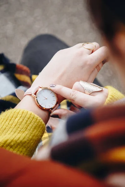 Street Style Fashion Details Close Young Fashion Blogger Wearing Sweater — Stock Photo, Image