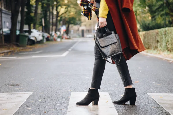 ストリート スタイル 茶色の特大コート 黒のジーンズ 足首のブーツとワニの効果トートバッグを着て魅力的な女性 日当たりの良い秋に最適なファッション服 — ストック写真