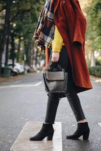 ストリート スタイル 茶色の特大コート 黒のジーンズ 足首のブーツとワニの効果トートバッグを着て魅力的な女性 日当たりの良い秋に最適なファッション服 — ストック写真