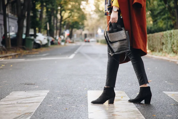 Estilo Calle Mujer Atractiva Con Abrigo Marrón Gran Tamaño Vaqueros —  Fotos de Stock