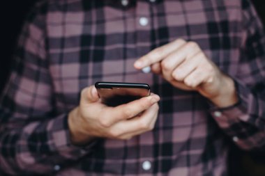 adam akıllı telefon kullanarak kapatın. telefon bağımlılık kavramı. modern dünyada bağlı kalmak yazarak ve onun telefon, mesaj ve sosyal ağ, sosyal medya tarama genç iş adamı. 