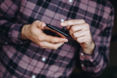 adam akıllı telefon kullanarak kapatın. telefon bağımlılık kavramı. modern dünyada bağlı kalmak yazarak ve onun telefon, mesaj ve sosyal ağ, sosyal medya tarama genç iş adamı. 