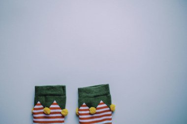 mavi arka plan üzerinde düz yatıyordu üstten görünüm elf çorap. şenlikli bir merry xmas tebrik kartı için mükemmel. Noel arka plan. kopya alanı ve metin için yeterli oda.