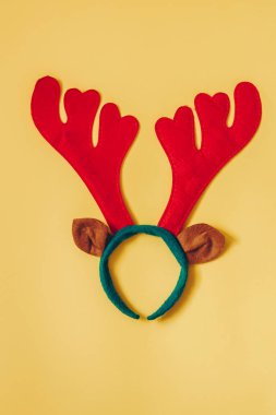 Noel arka plan. düz yukarıdan Ren geyiği geyik boynuzu sarı arka plan üzerinde yatıyordu. bir merry xmas tebrik kartı için mükemmel. kopya alanı için yeterli oda.