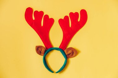 Noel arka plan. düz yukarıdan Ren geyiği geyik boynuzu sarı arka plan üzerinde yatıyordu. bir merry xmas tebrik kartı için mükemmel. kopya alanı için yeterli oda.