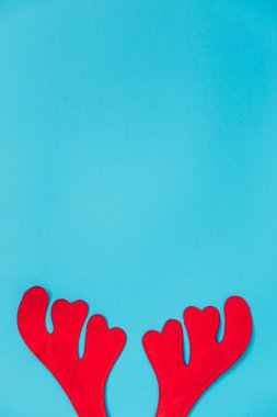 Noel arka plan. düz yukarıdan Ren geyiği geyik boynuzu mavi arka plan üzerinde yatıyordu. bir merry xmas tebrik kartı için mükemmel. kopya alanı için yeterli oda.