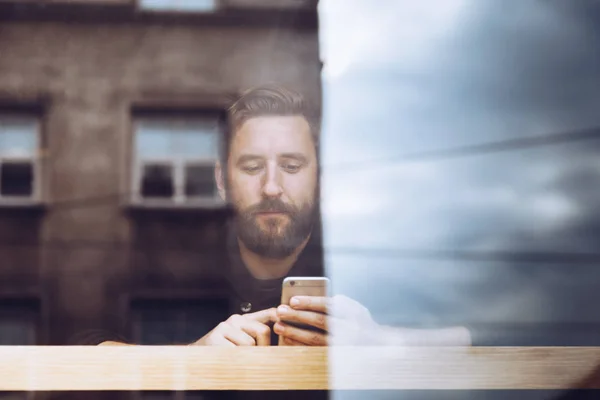 Retrato Hombre Atractivo Con Barba Bebiendo Café Bar Escribiendo Celular — Foto de Stock