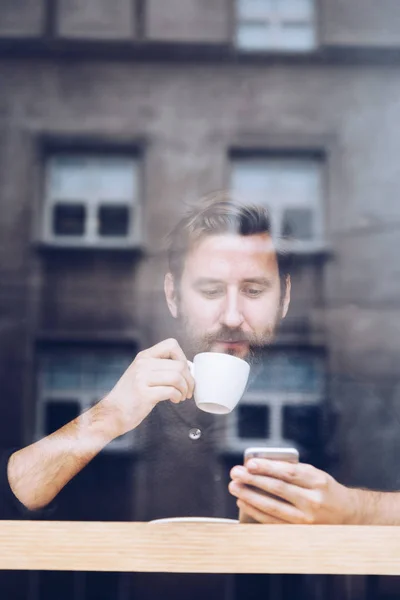 Retrato Hombre Auténtico Atractivo Tomando Café Una Cafetería Usando Teléfono —  Fotos de Stock