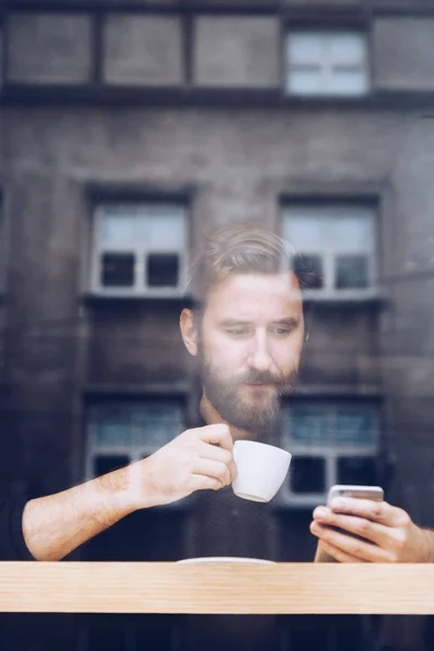 Retrato Hombre Auténtico Atractivo Tomando Café Una Cafetería Escribiendo Celular —  Fotos de Stock
