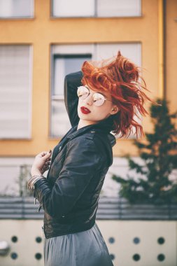 kamera için poz bir moda olan kadın güneş gözlüğü, sokak stil portresi