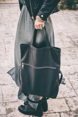 daha düşük vücut detay jewlery, bir elbise giymiş ve büyük bir siyah çanta onun elinde tutan şık bir kadın
