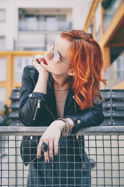 Модный Портрет Стиле Улицы Модные Рыжие Волосы Молодая Женщина Позирует — стоковое фото