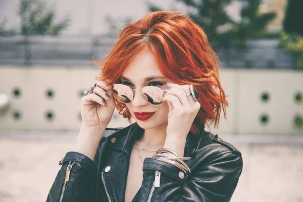 Street Style Fashion Portrait Fashionable Ginger Hair Young Woman Posing — Stock Photo, Image