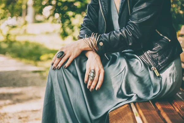 Detalle Moda Primer Plano Una Mujer Con Vestido Seda Chaqueta —  Fotos de Stock