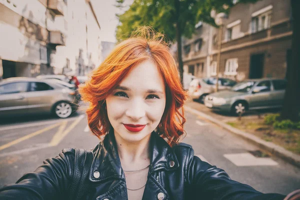 Smuk Rødhåret Kvinde Iført Læderjakke Tager Selfie Med Smartphone Byen - Stock-foto