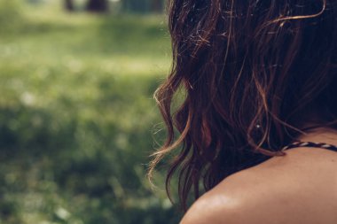 Yakın bir kadının saç doğada bir esmer görünümünü geri çekil, odak onun saç