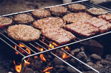 Açık havada barbekü ızgara lezzetli hamburger eti Close-up