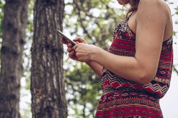 Close Woman Summer Dress Texting Her Smartphone While Nature — Stock Photo, Image