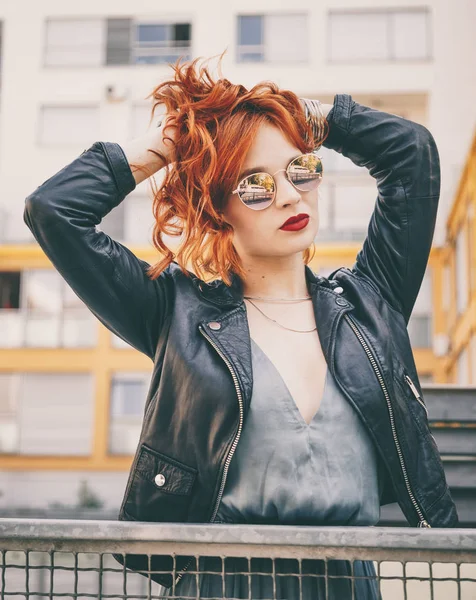 Street Style Portrait Fashionable Young Woman Sunglasses Posing Camera — Stock Photo, Image