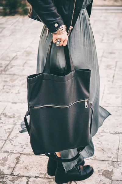 Jewlery ドレスを着て 手に大きな黒のハンドバッグを持ったスタイリッシュな女性の低い体詳細 — ストック写真