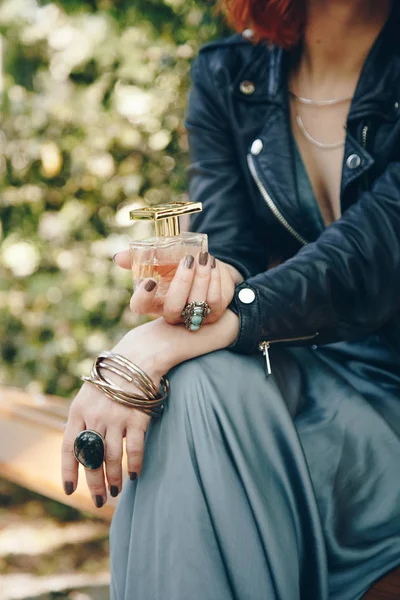 Primer Plano Una Mujer Elegante Sosteniendo Una Botella Perfume Las —  Fotos de Stock