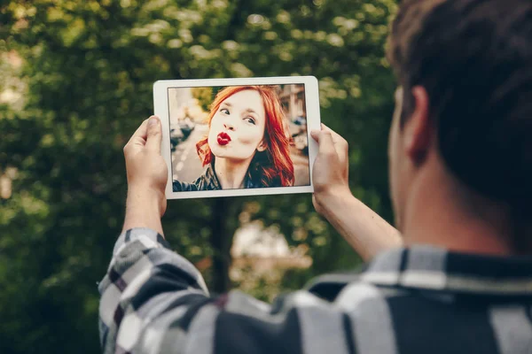 Young Couple Long Distance Relationship Chatting Video Call Using Tablet — Stock Photo, Image