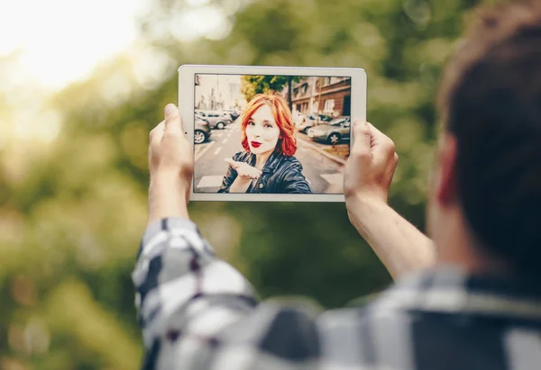 Young Couple Long Distance Relationship Chatting Video Call Using Tablet — Stock Photo, Image