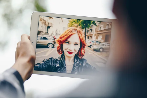 Young Couple Long Distance Relationship Chatting Video Call Using Tablet — Stock Photo, Image