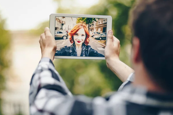 Young Couple Long Distance Relationship Chatting Video Call Using Tablet — Stock Photo, Image