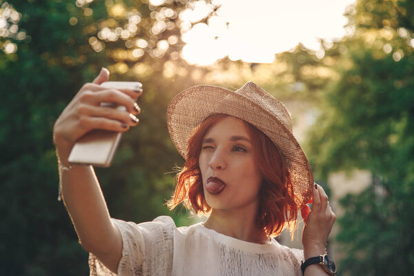 Beautiful Stylish Red Haired Girl Taking Selfie Her Smartphone Outdoors — Stock Photo, Image