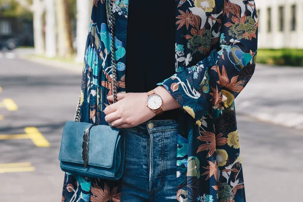 Уличные Модные Детали Крупным Планом Молодой Модный Блогер Цветочной Куртке — стоковое фото