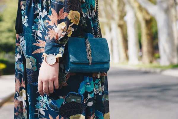 Street Style Mode Detaljer Närbild Ungt Mode Bloggare Klädd Blommig — Stockfoto