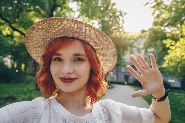 Smuk Stilfuld Rødhåret Pige Tager Selfie Med Sin Smartphone Udendørs - Stock-foto
