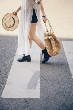 otantik sokak stili. çekici kadın karşıdan karşıya geçerken bir şık kıyafeti giymiş. moda kıyafet yaz şehir gün için mükemmel.