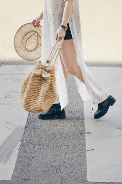 Authentieke Streetstyle Aantrekkelijke Vrouw Het Dragen Van Een Modieuze Outfit — Stockfoto