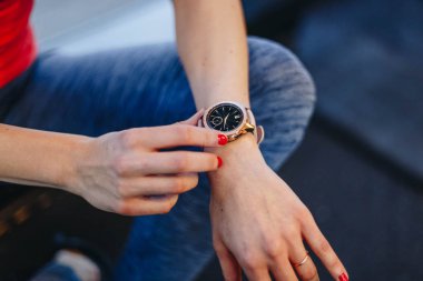 sağlıklı yaşam konsepti. egzersiz oturum smartwatch fitness app. ayrıntılı olarak sonuçlarını kadın atlet spor tracker bileklik Kol giyen denetledikten sonra fitness kadın