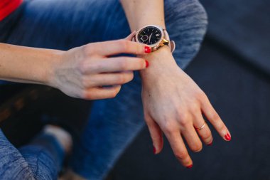 sağlıklı yaşam konsepti. egzersiz oturum smartwatch fitness app. ayrıntılı olarak sonuçlarını kadın atlet spor tracker bileklik Kol giyen denetledikten sonra fitness kadın