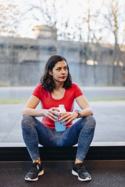 otantik içme suyu ve spor olarak çalışma sonra bir mola genç çekici kadın portresi