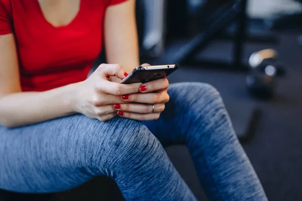 Young Fit Woman Holding Phone Sending Text Message Taking Break — Stock Photo, Image