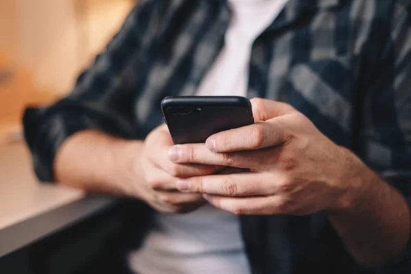 Detalle Cerca Las Manos Masculinas Escribiendo Teléfono Móvil Navegar Por —  Fotos de Stock