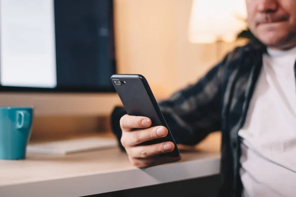 Detalle Cerca Mano Hombre Escribiendo Teléfono Móvil Espacio Trabajo Privado —  Fotos de Stock